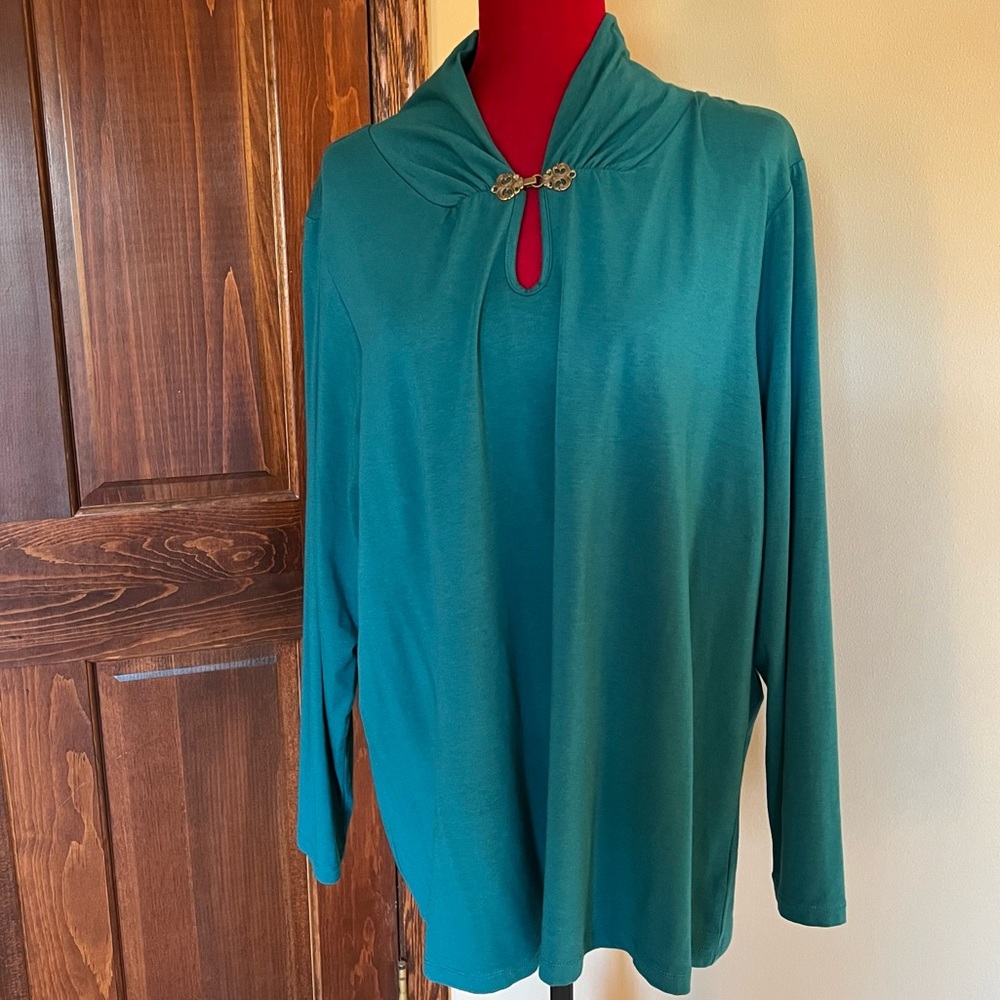 Denim & Co knit top w/ keyhole and hardware detail